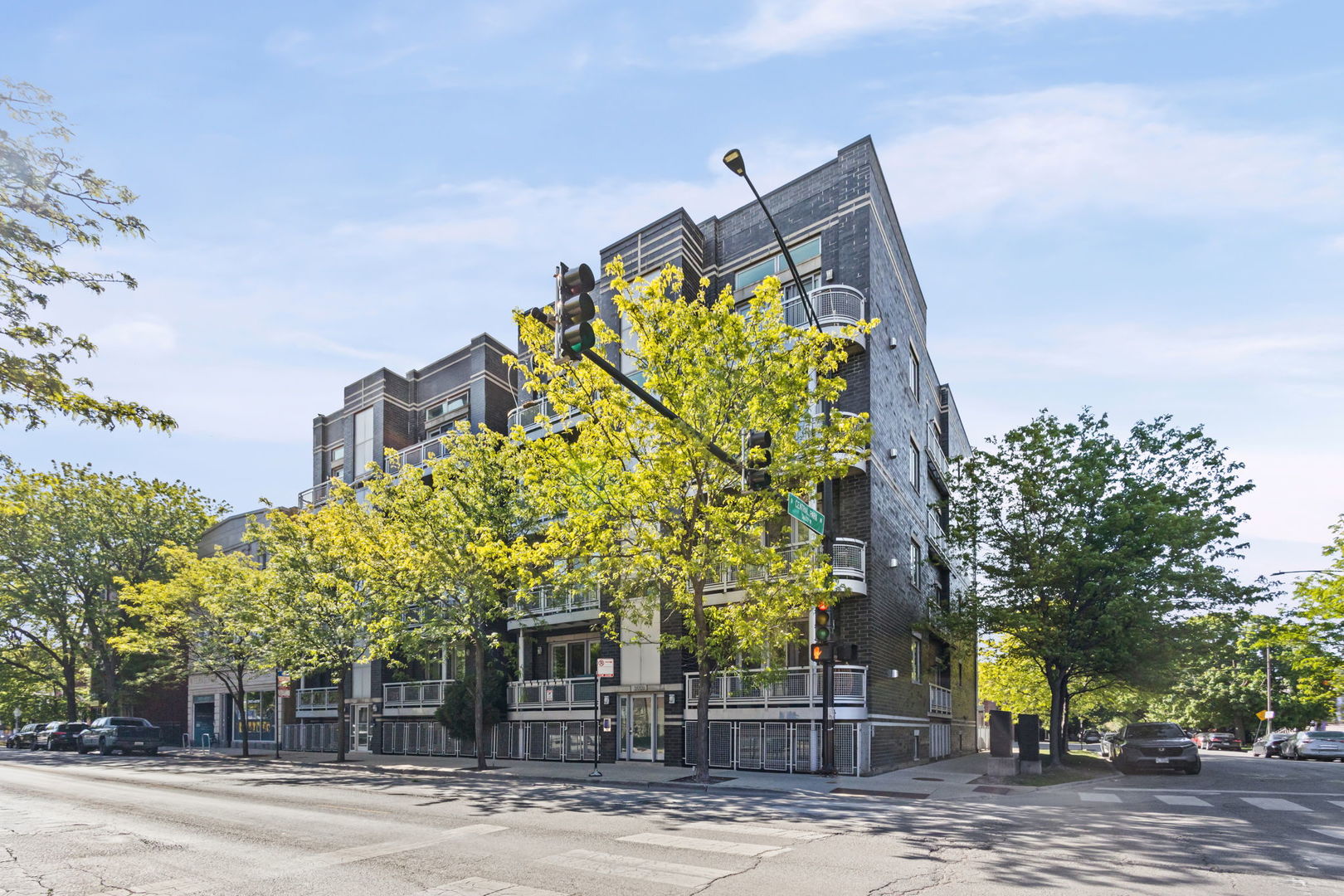 3559 MONTROSE Avenue