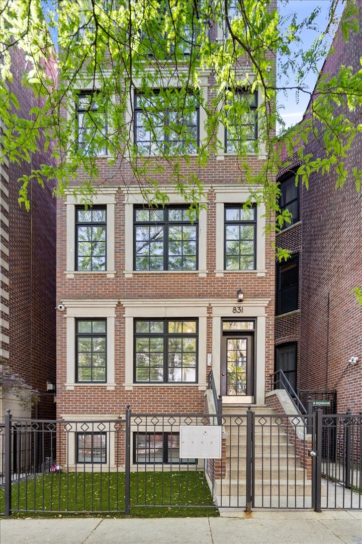 831 Buckingham Place