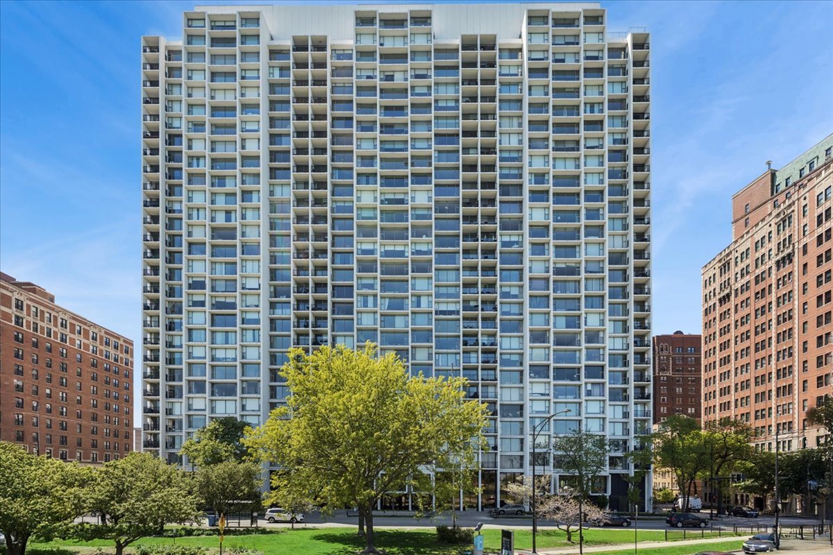 3200 Lake Shore Drive