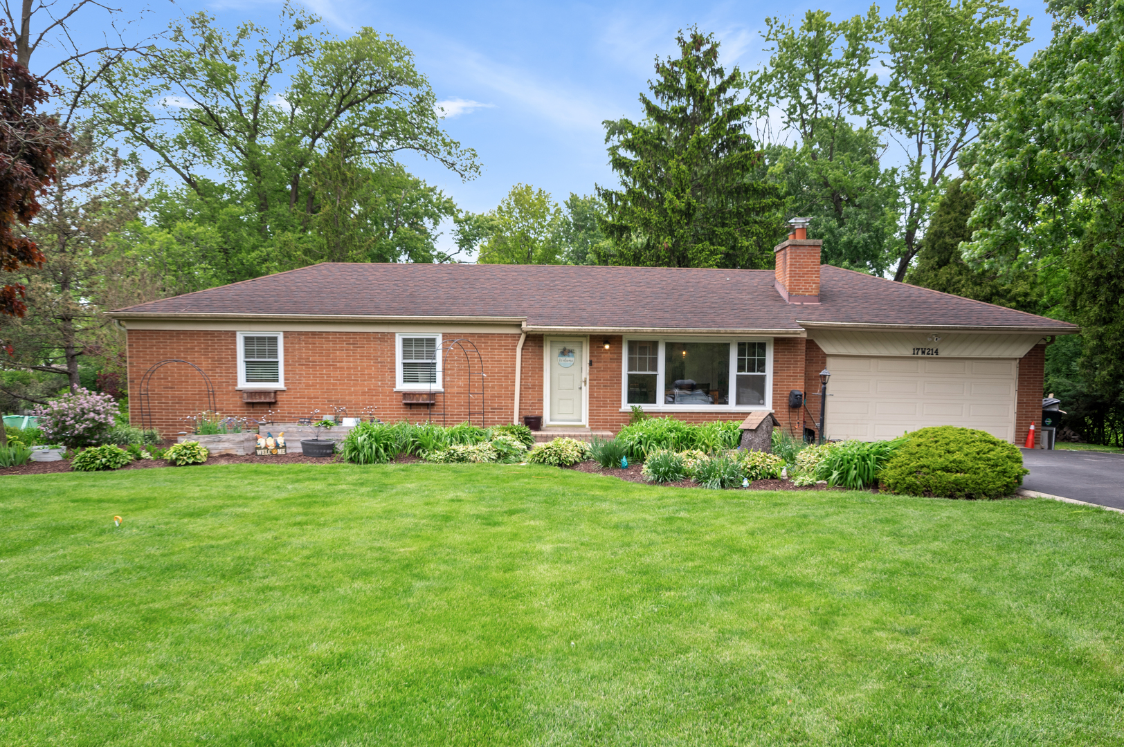 17W214 Hillside Lane
