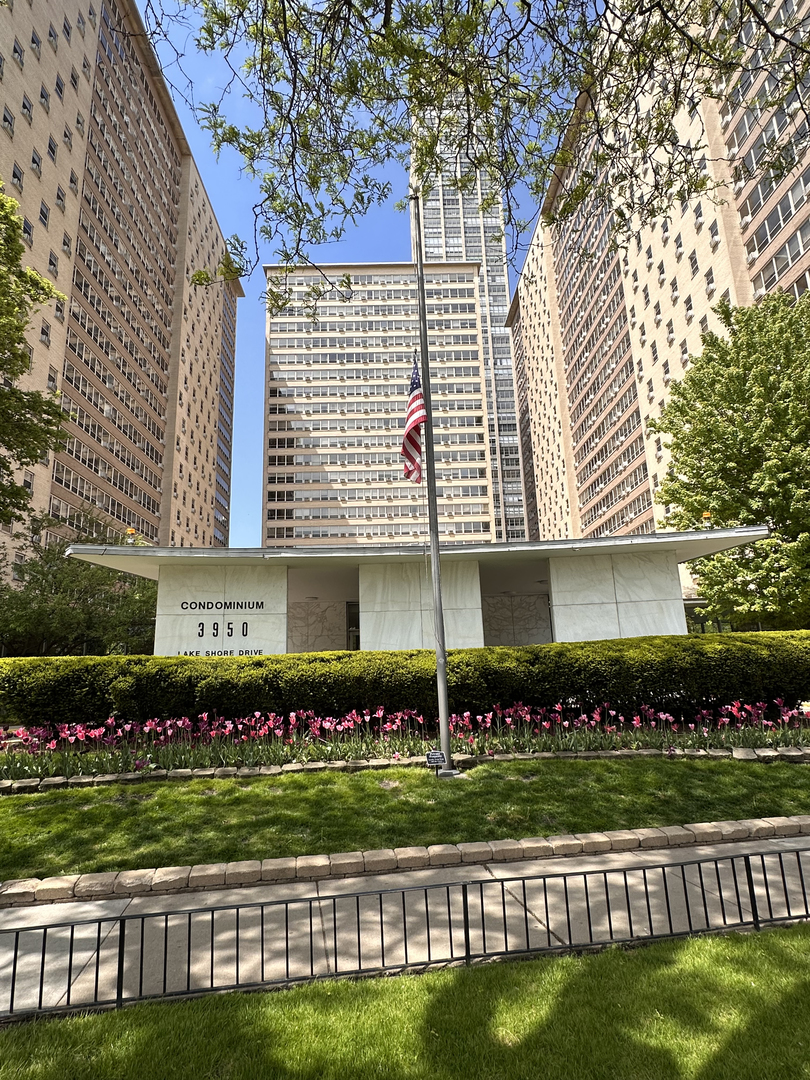3950 Lake Shore Drive