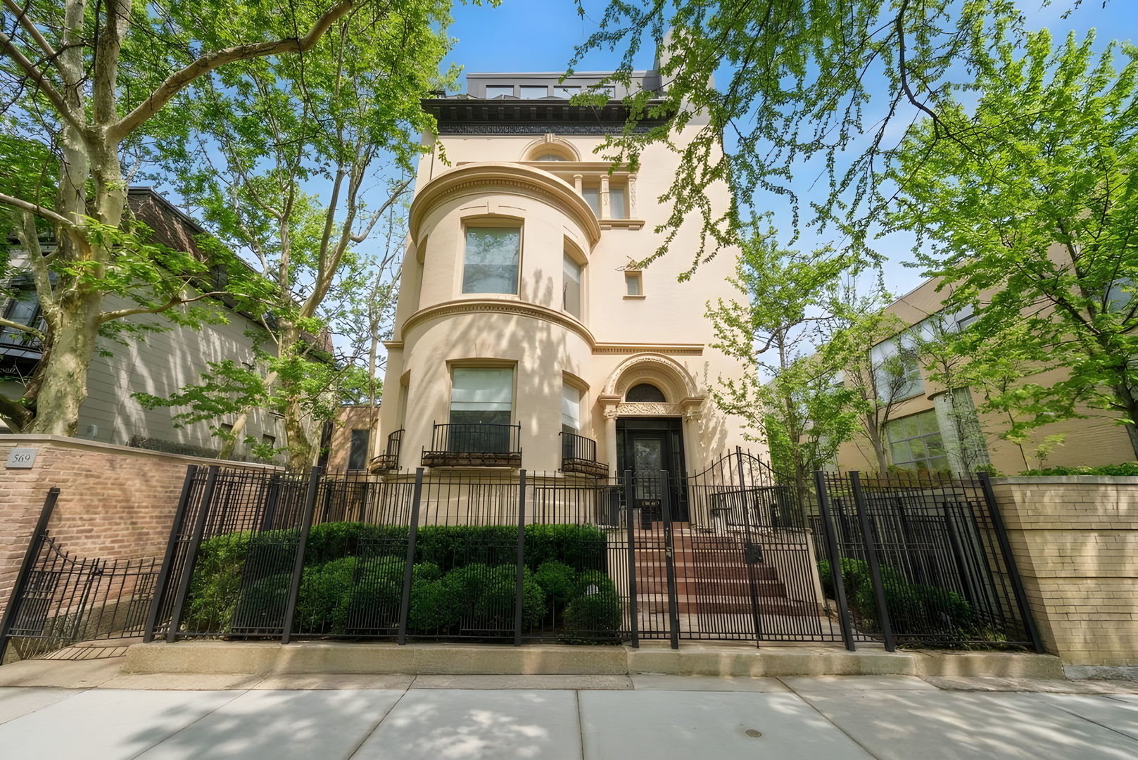 1352 La Salle Drive