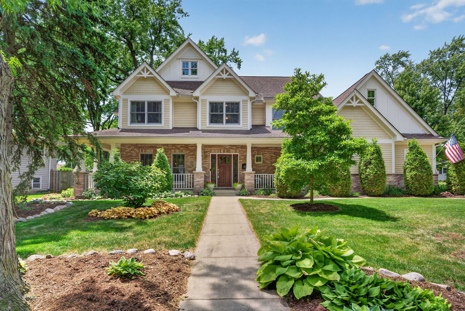 1045 MAGNOLIA Lane