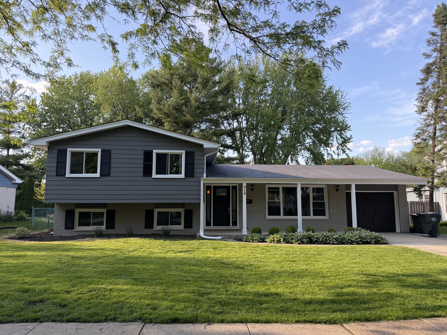 910 Fairlawn Avenue