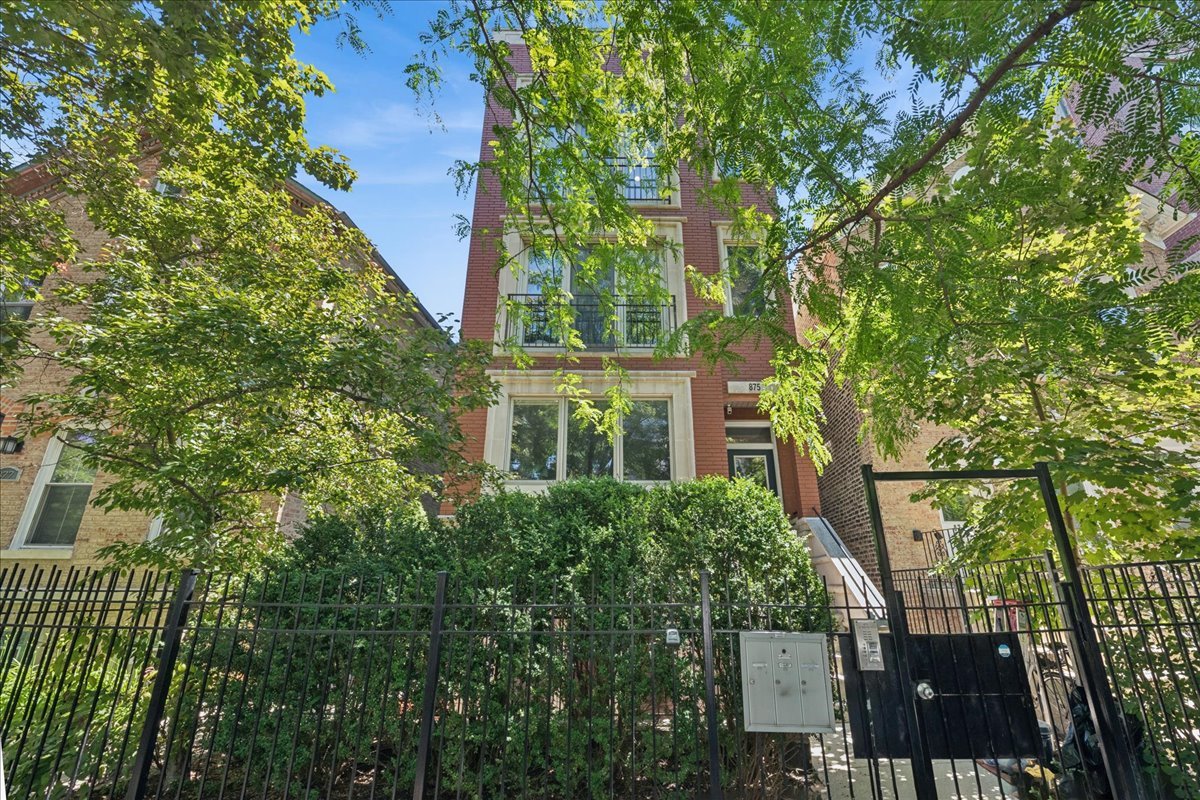 875 Paulina Street