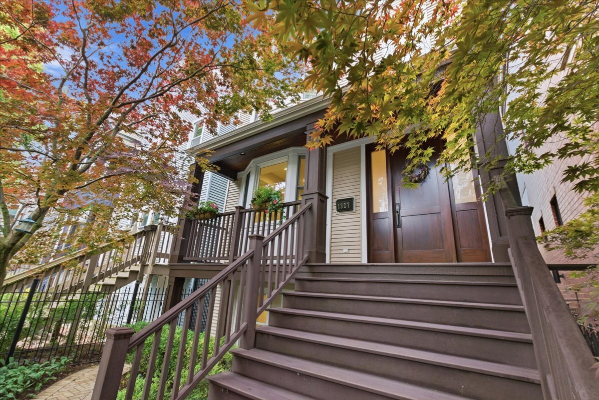 1327 BARRY Street