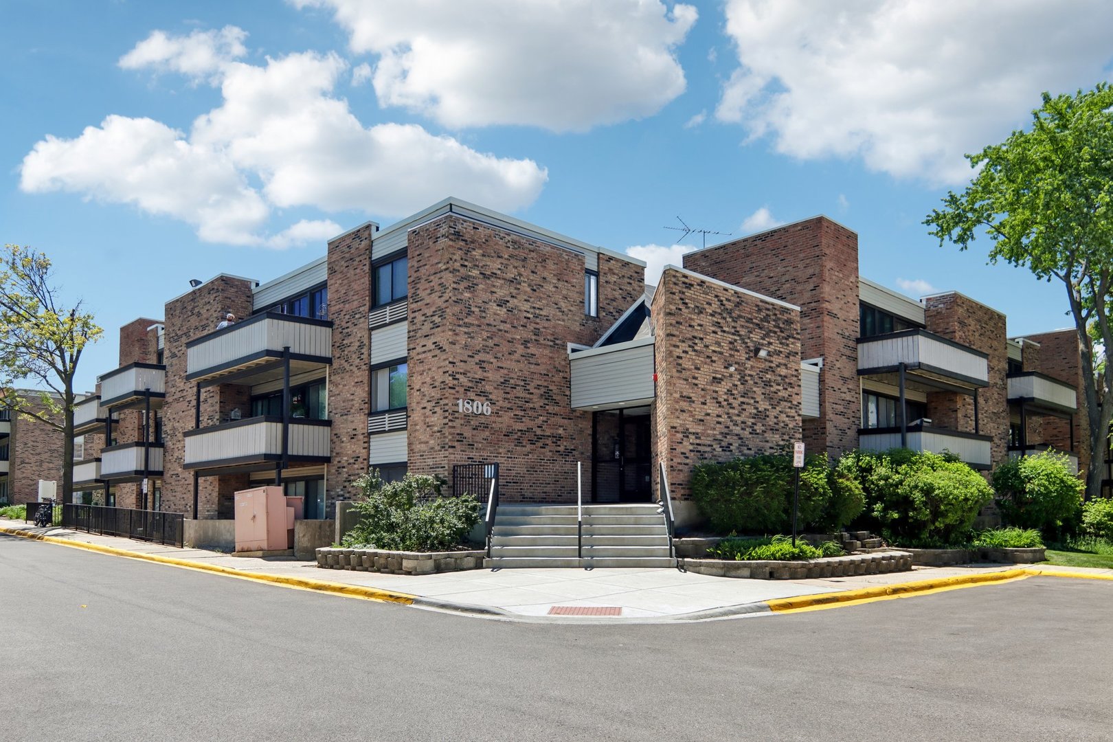 1806 Hemlock Place