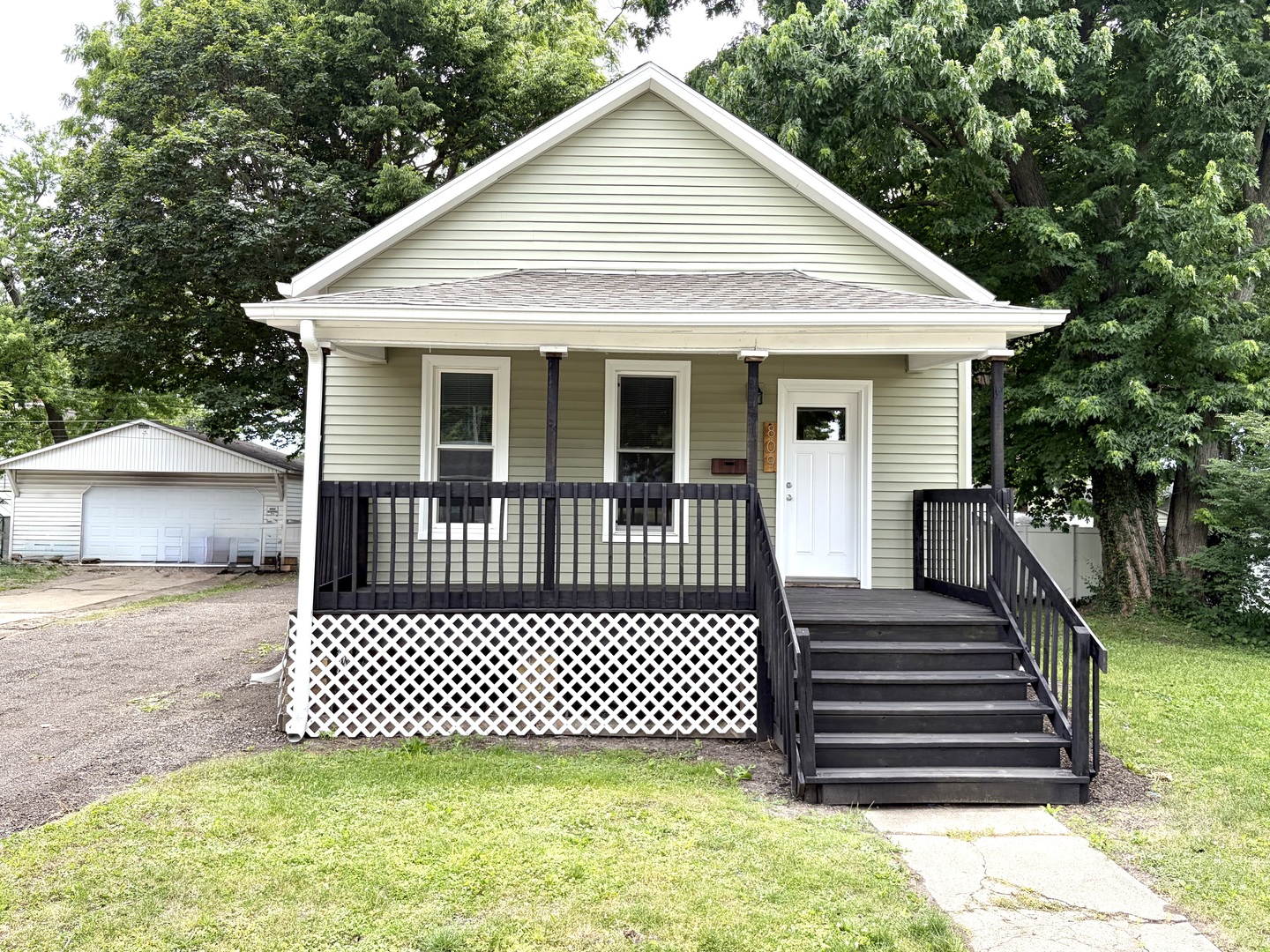 809 Douglas Street