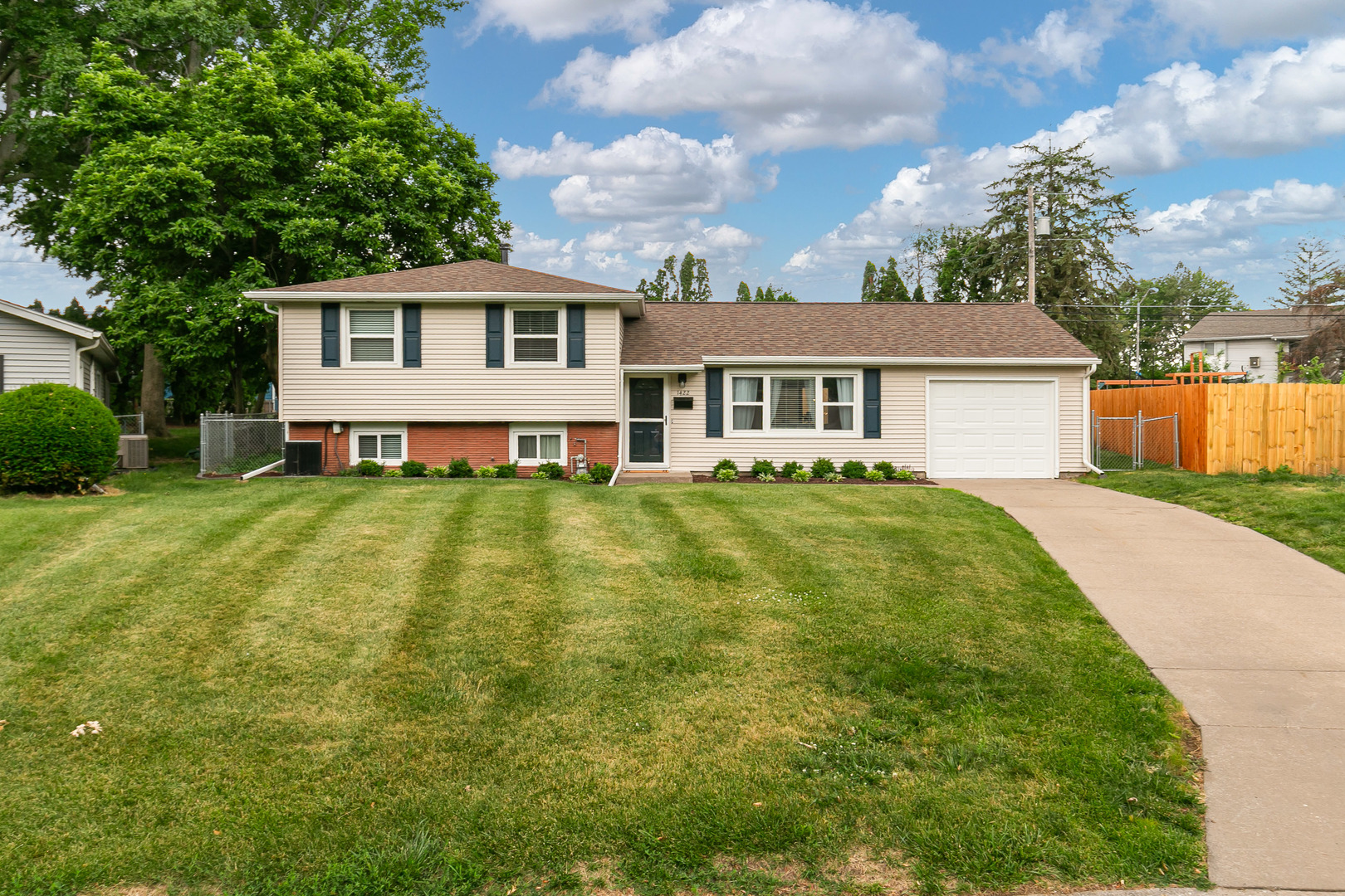 1422 LAKEWOOD Drive