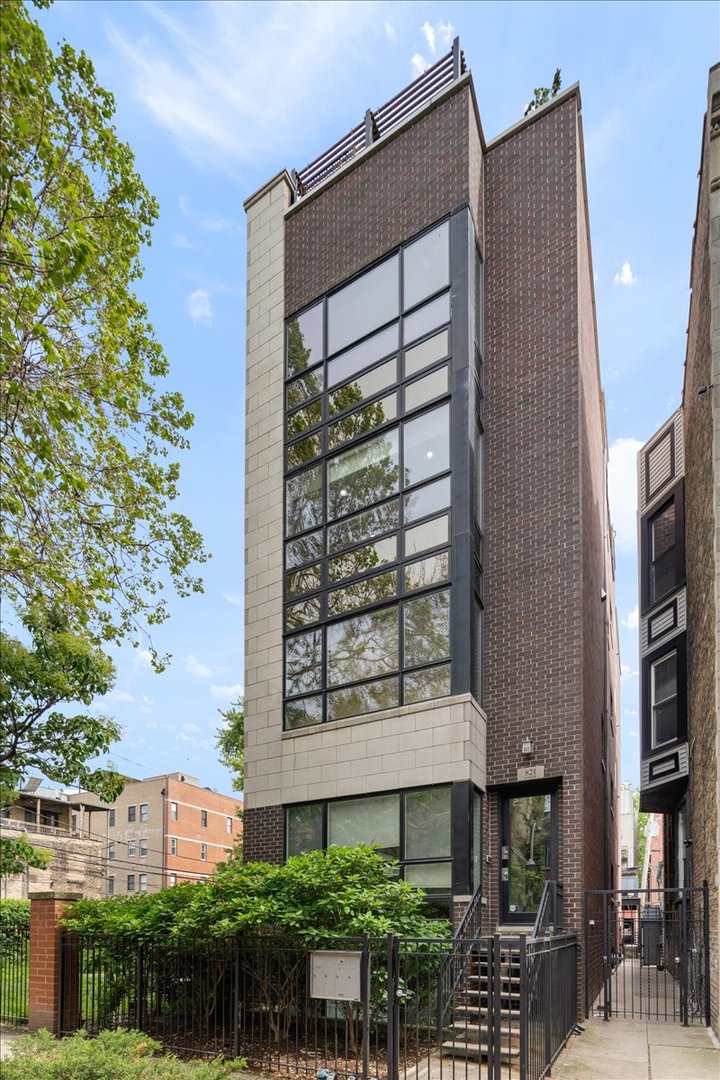 821 Roscoe Street