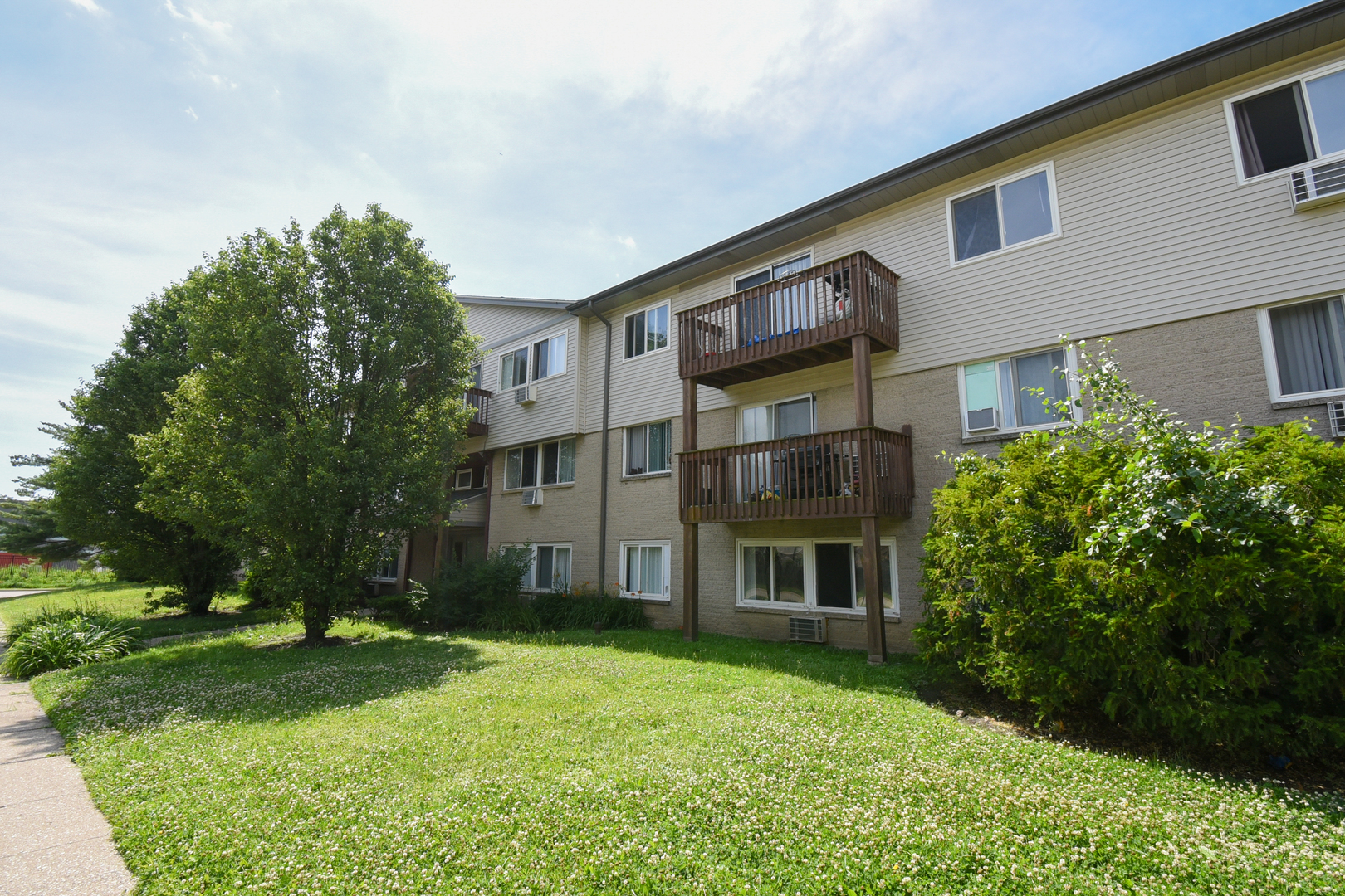 655 Deepwoods Drive