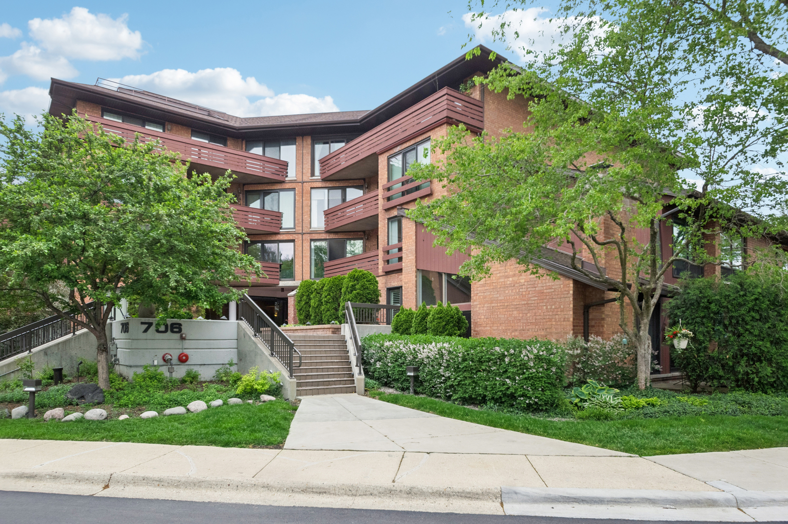 706 WAUKEGAN Road