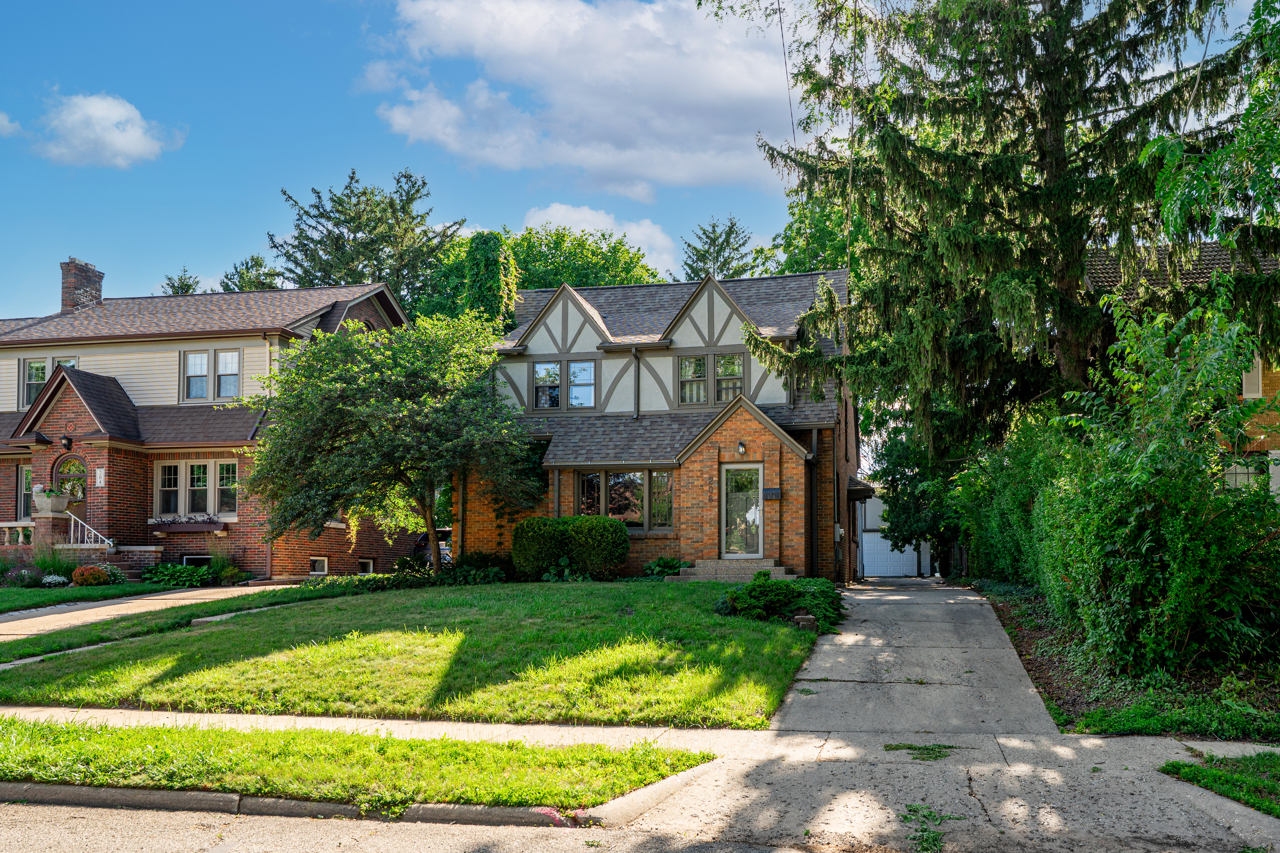 208 ROBERT Avenue