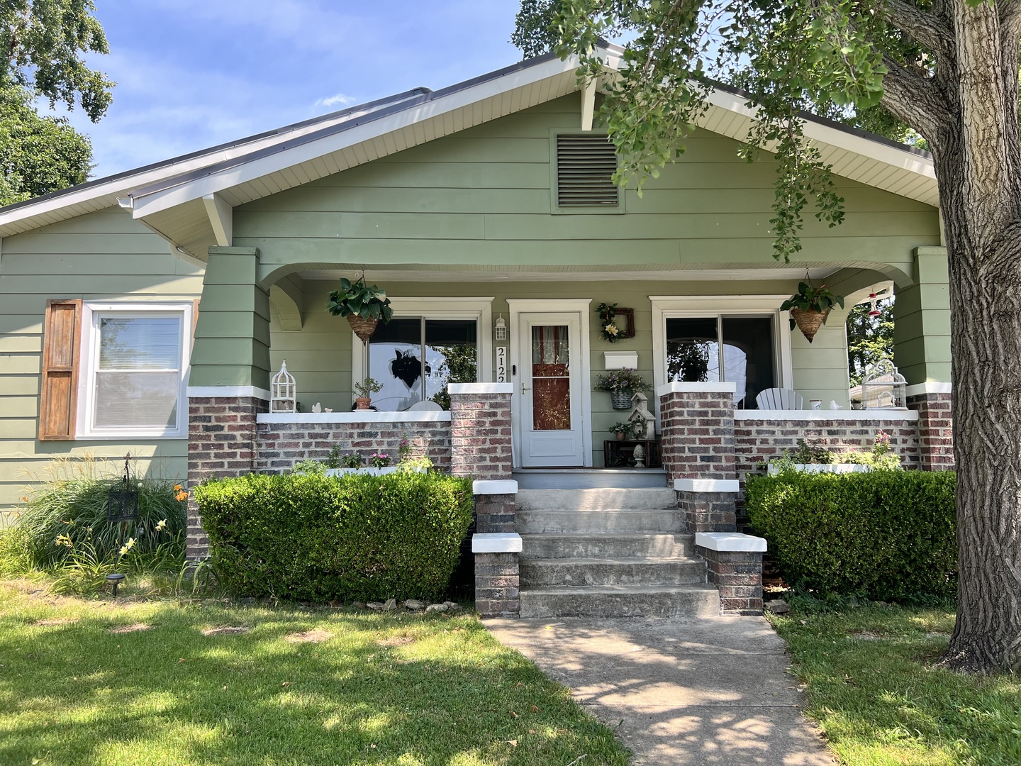 2122 Dewey Street