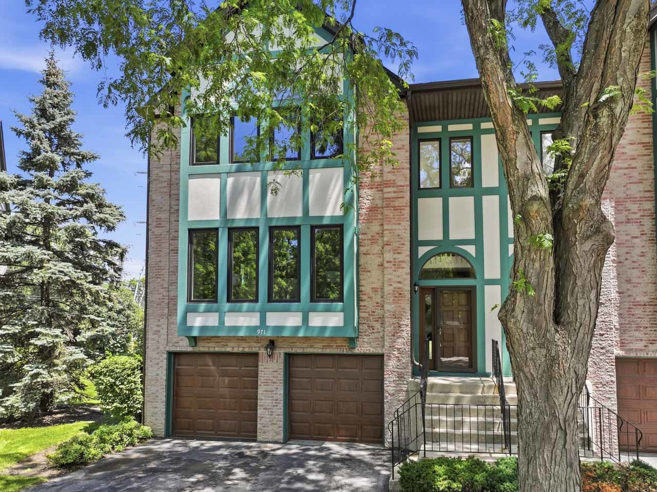 971 ESSEX Place