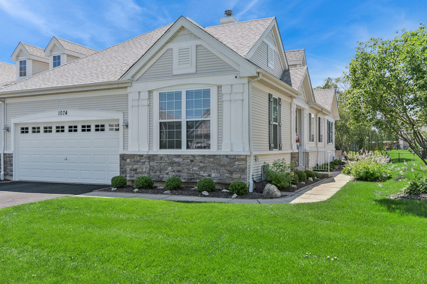 1074 HAMPTON Lane