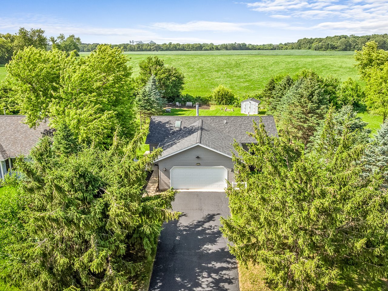 207 Tamarack Hollow Street
