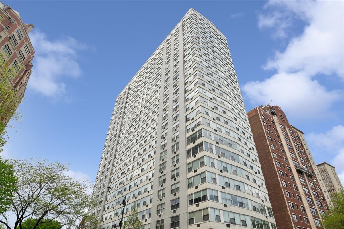 3900 Lake Shore Drive