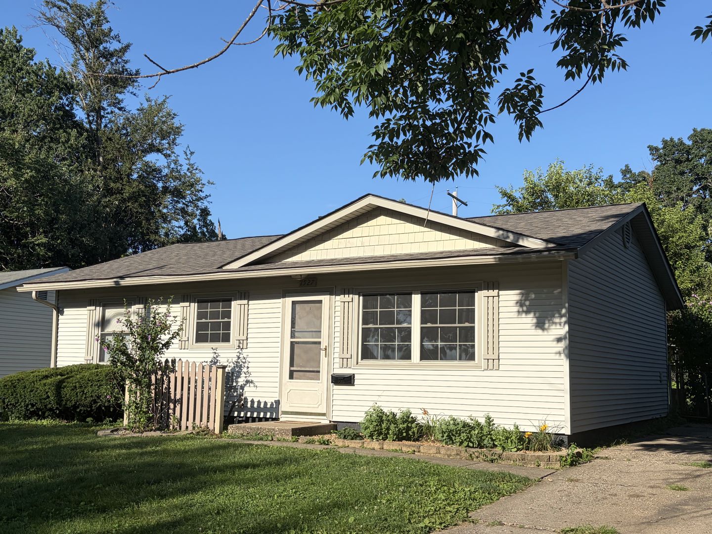 1527 Center Granview Drive