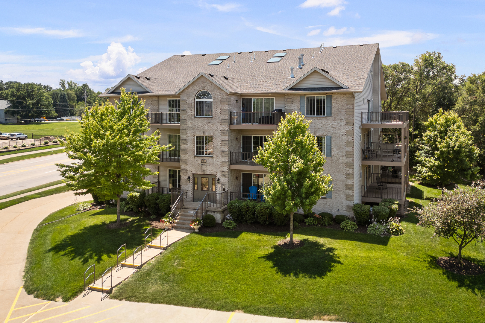 3203 HOLIDAY Court