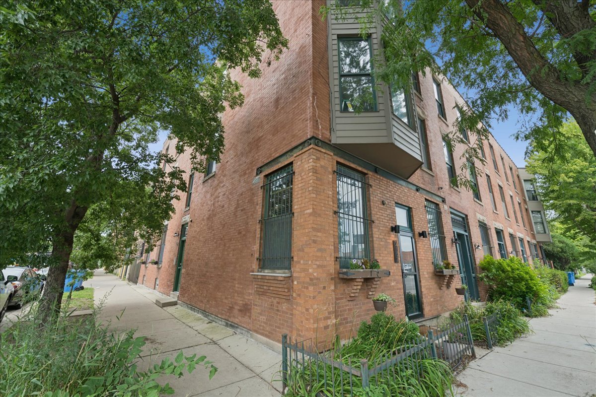 439 Leavitt Street