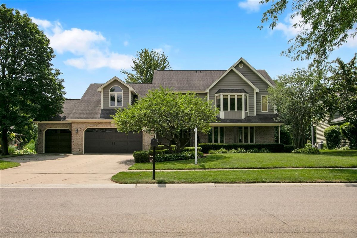 735 QUEENSGATE Circle