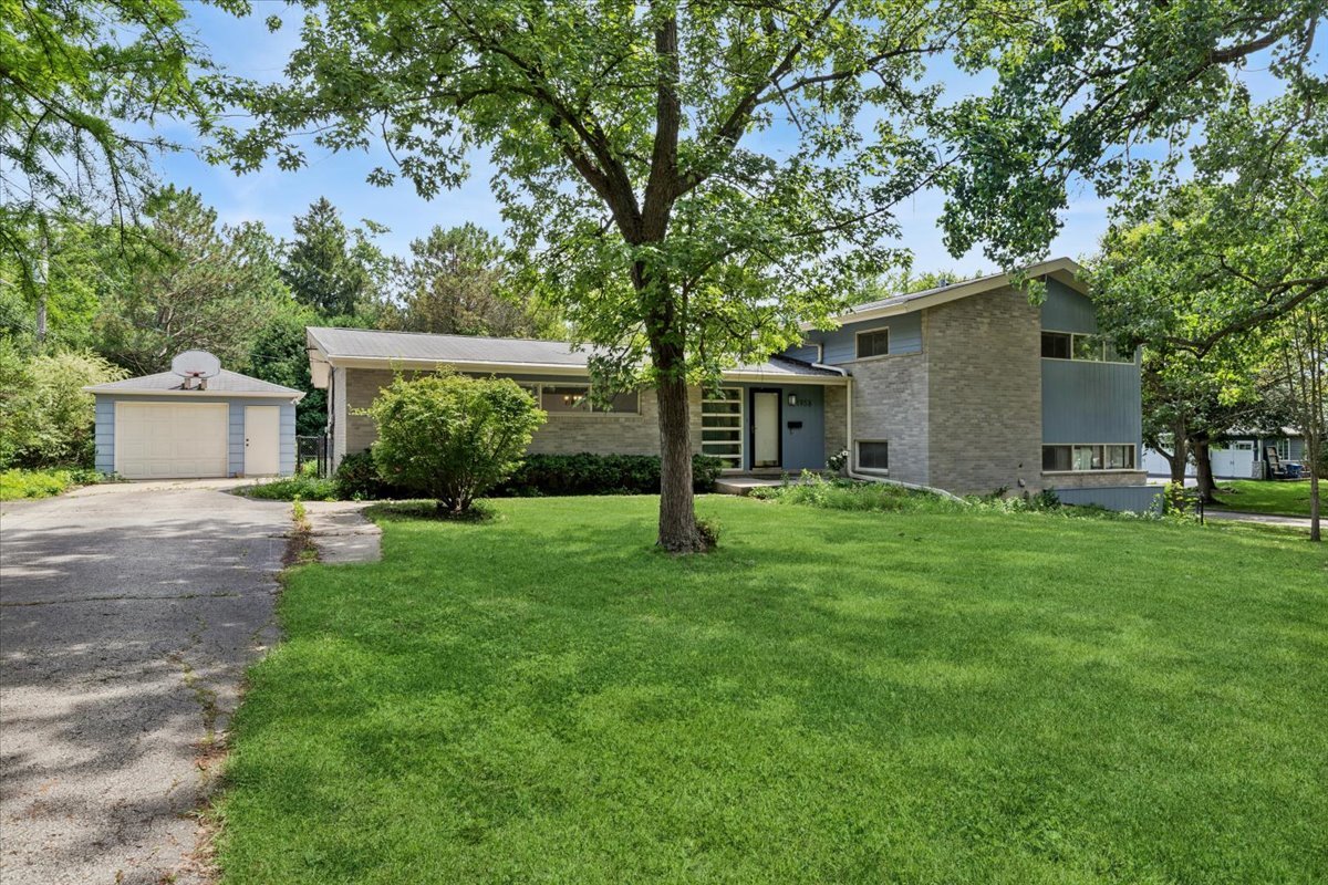 1958 CASTLEWOOD Road
