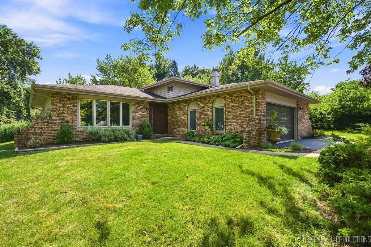 4N849 White Pine Lane