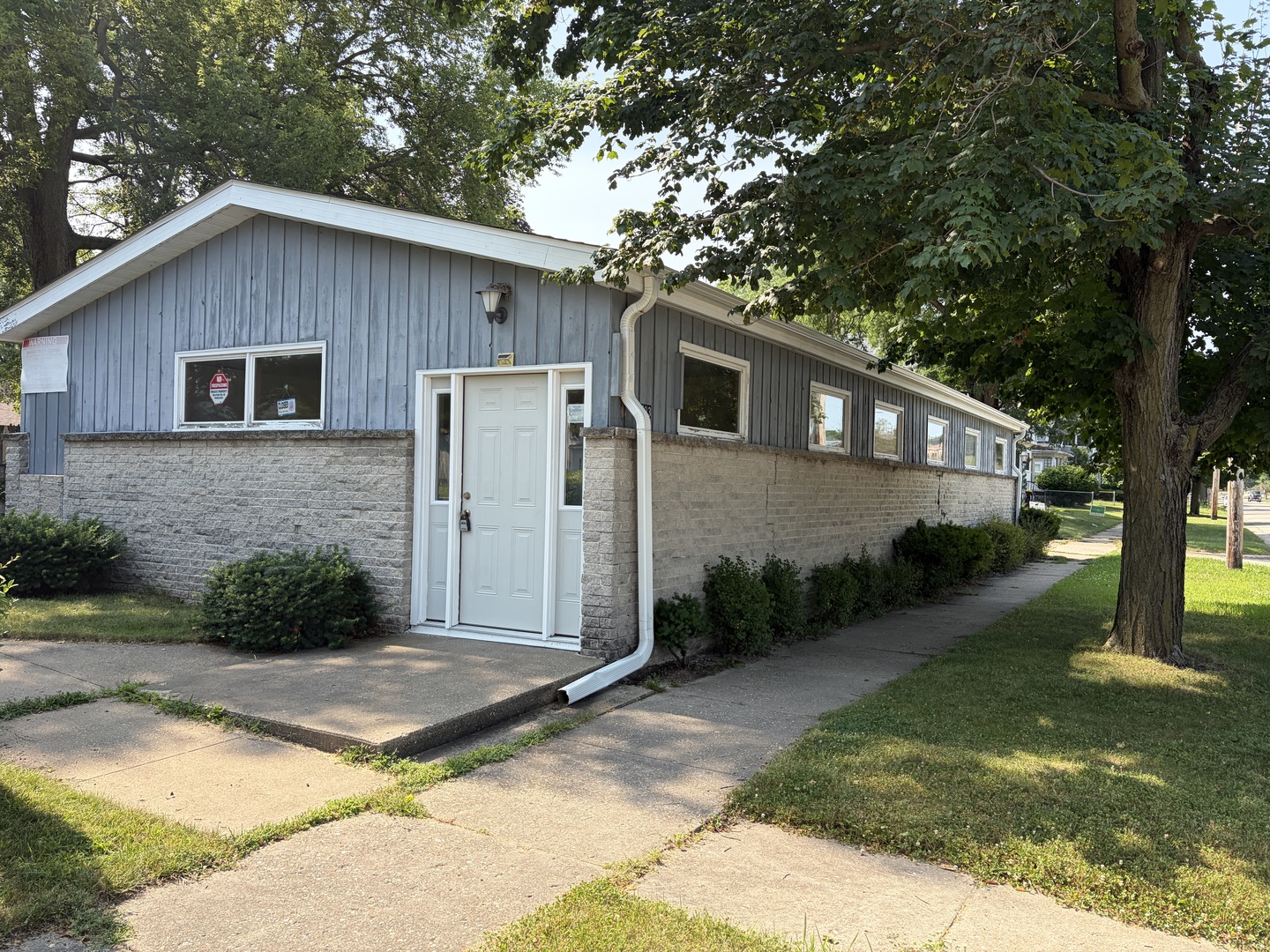 402 Oak Grove Avenue