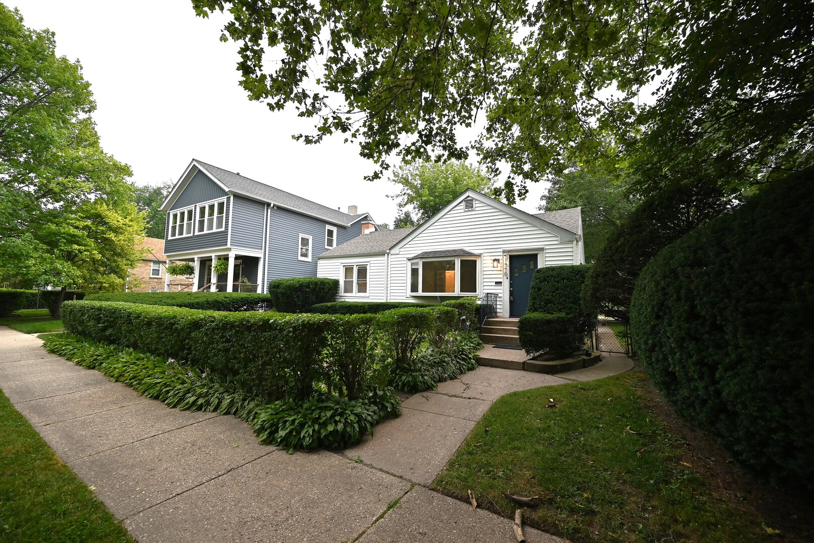 1570 DEWEY Avenue