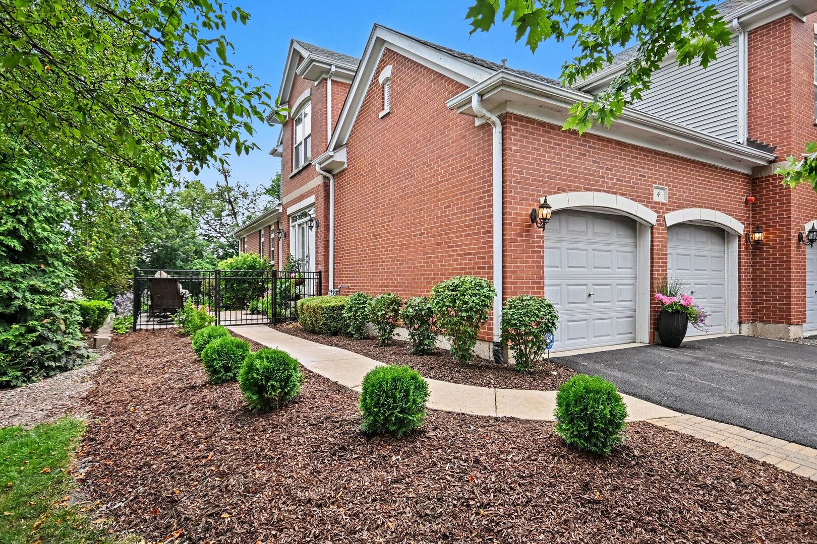 4 Lakebreeze Court