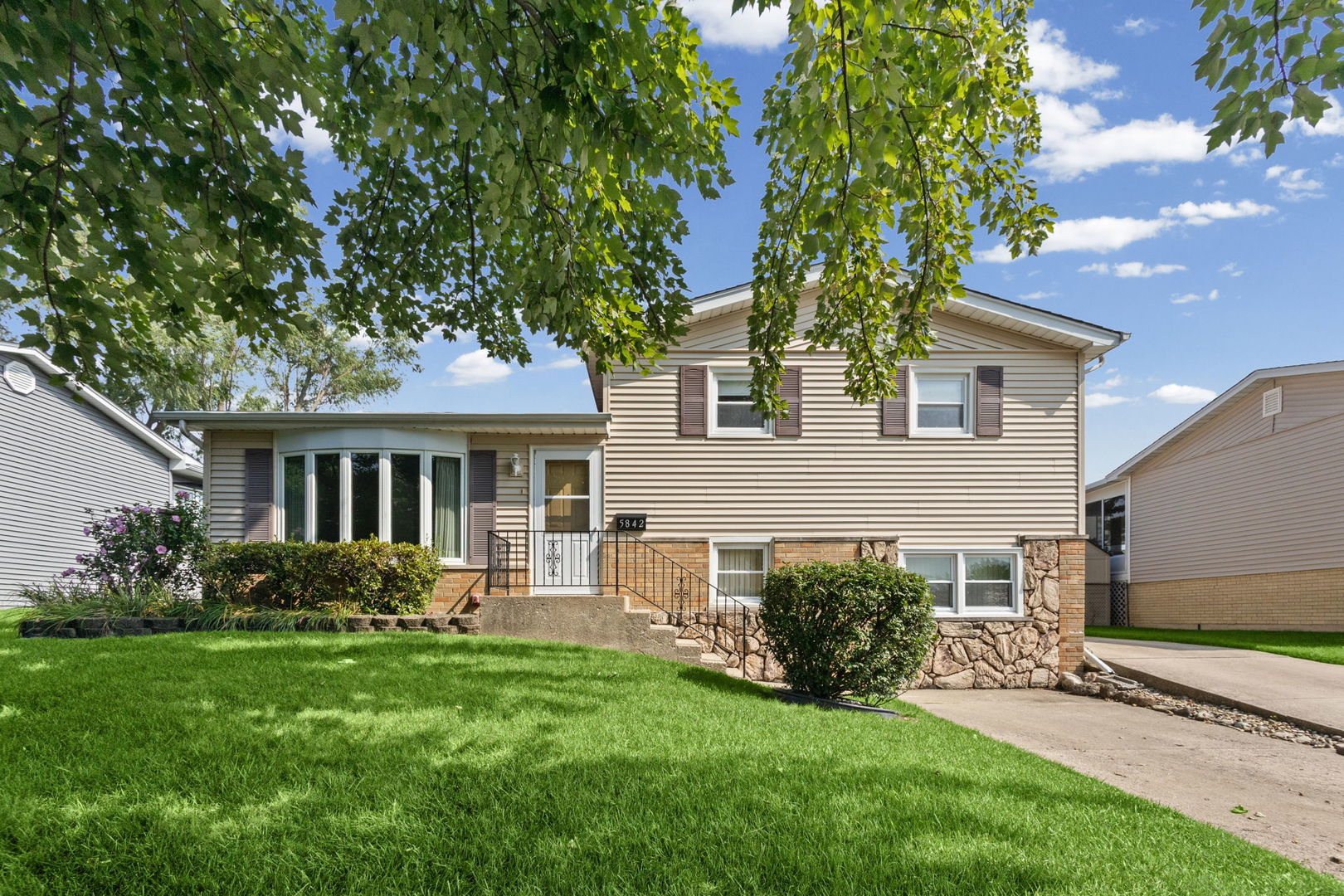 5842 Stuart Lane