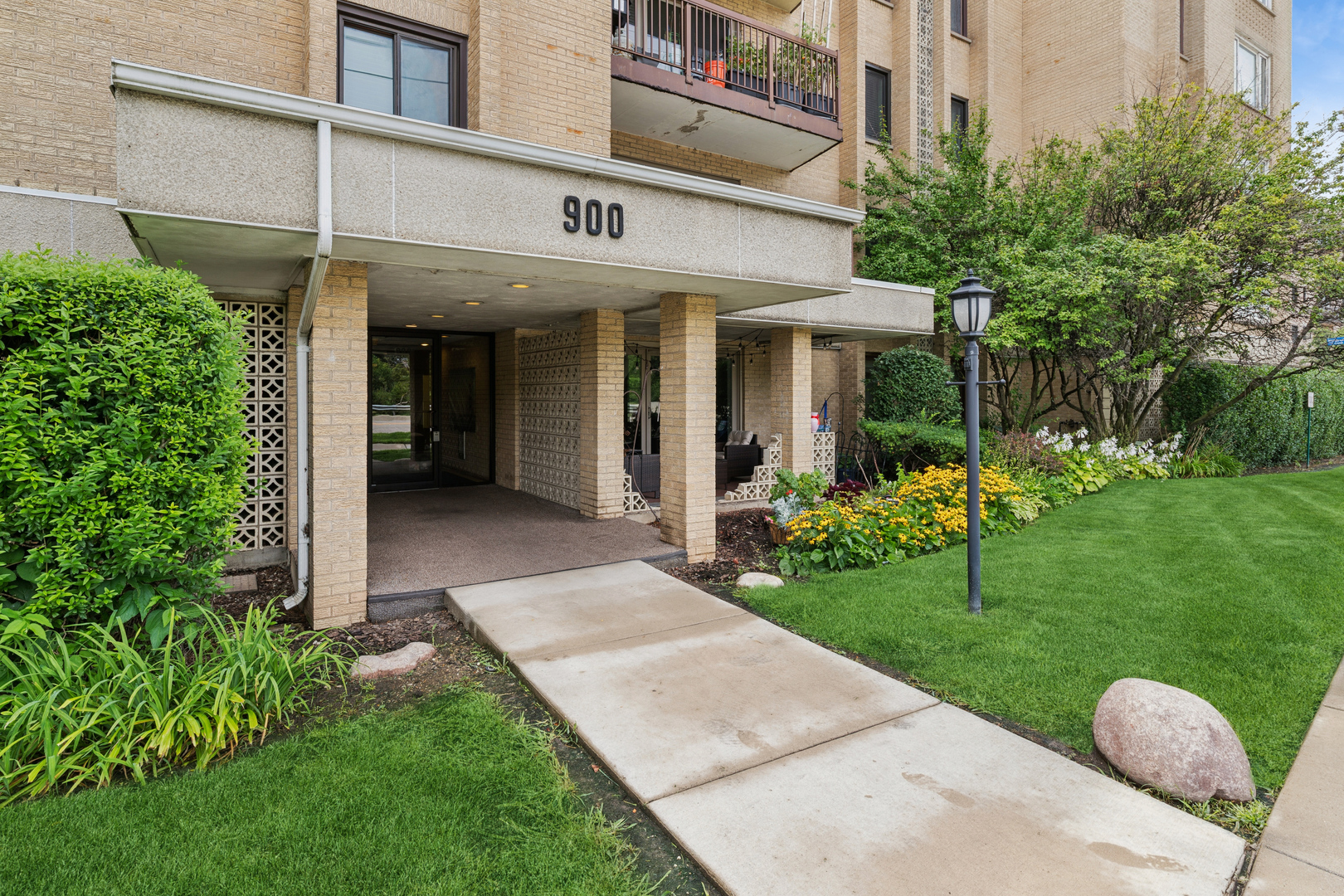 900 River Road