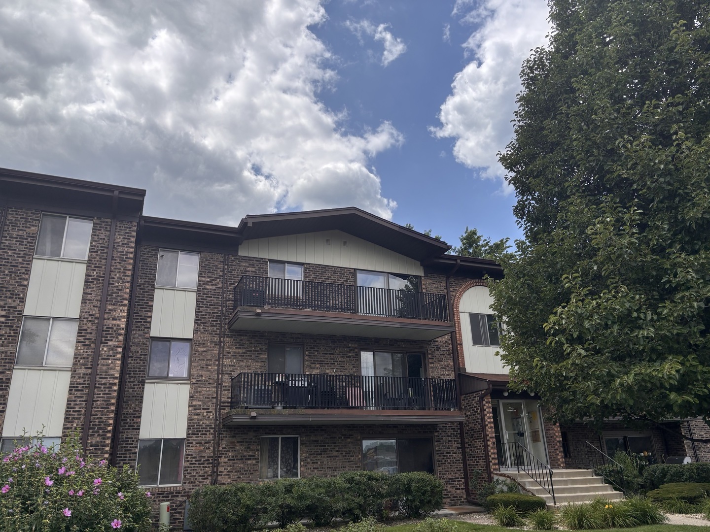 5241 James Lane