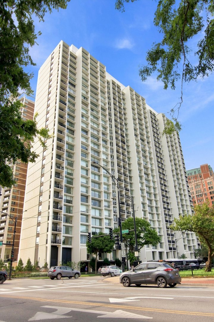 3200 Lake Shore Drive